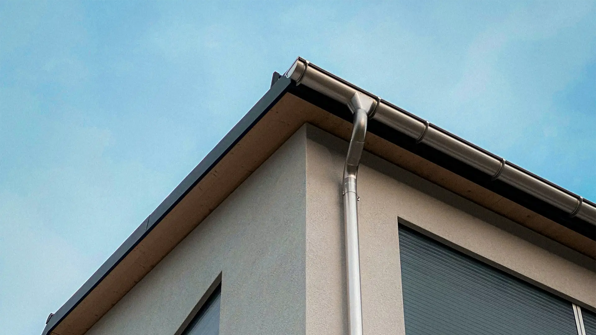 Seamless gutter installation on a Connecticut home