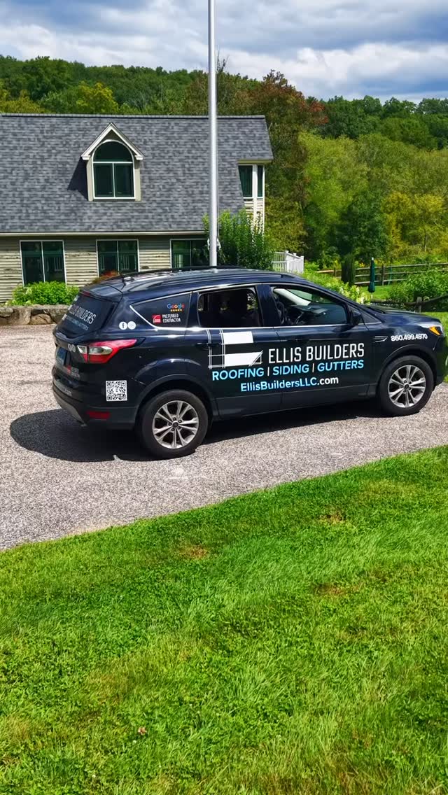 Middlebury Connecticut home with Owens Corning roofing and a Trex deck by Ellis Builders